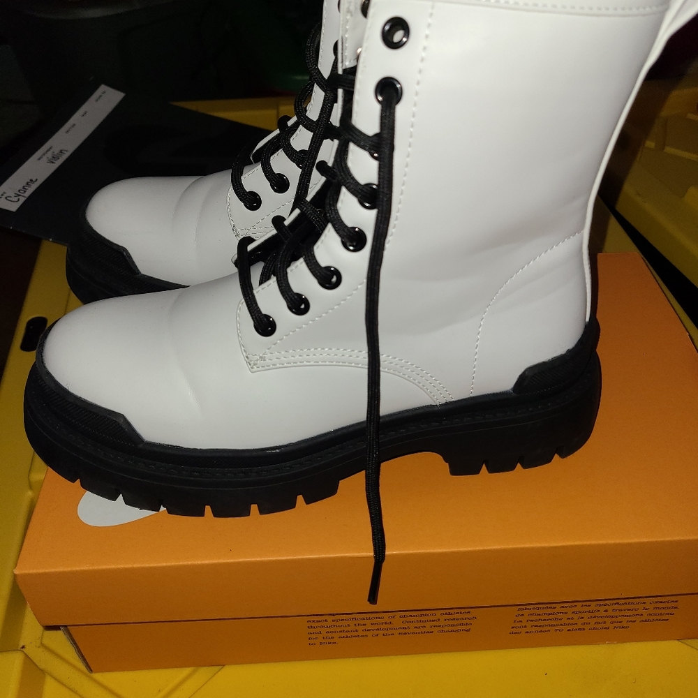Womens boots - Picture 2 of 3